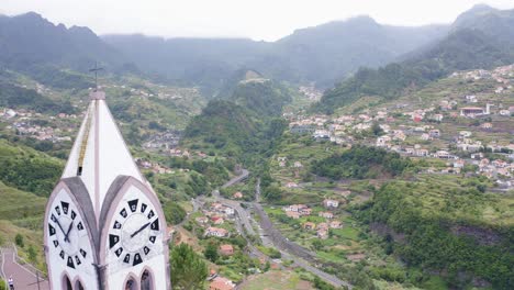 Revelan-La-Torre-Del-Reloj-En-Sao-Vicente-Madeira,-Portugal