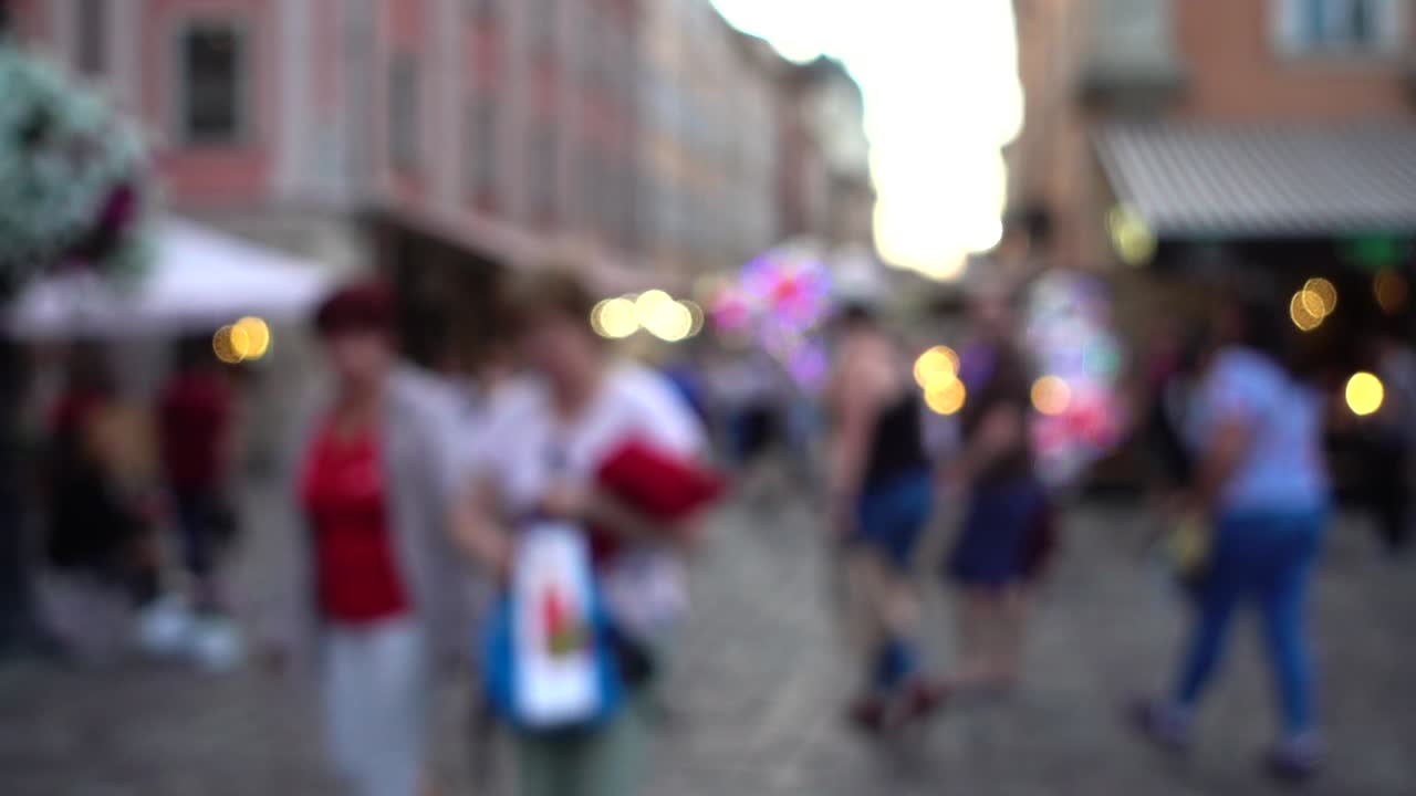 Folle di persone camminano per le strade della città. Sfocato. Rallentatore