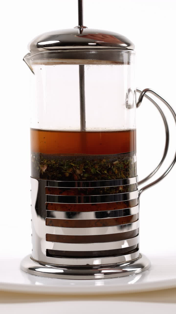 투명한 디자인의  접시에 프랑스 프레스에서 느슨한 잎 차를 마시고