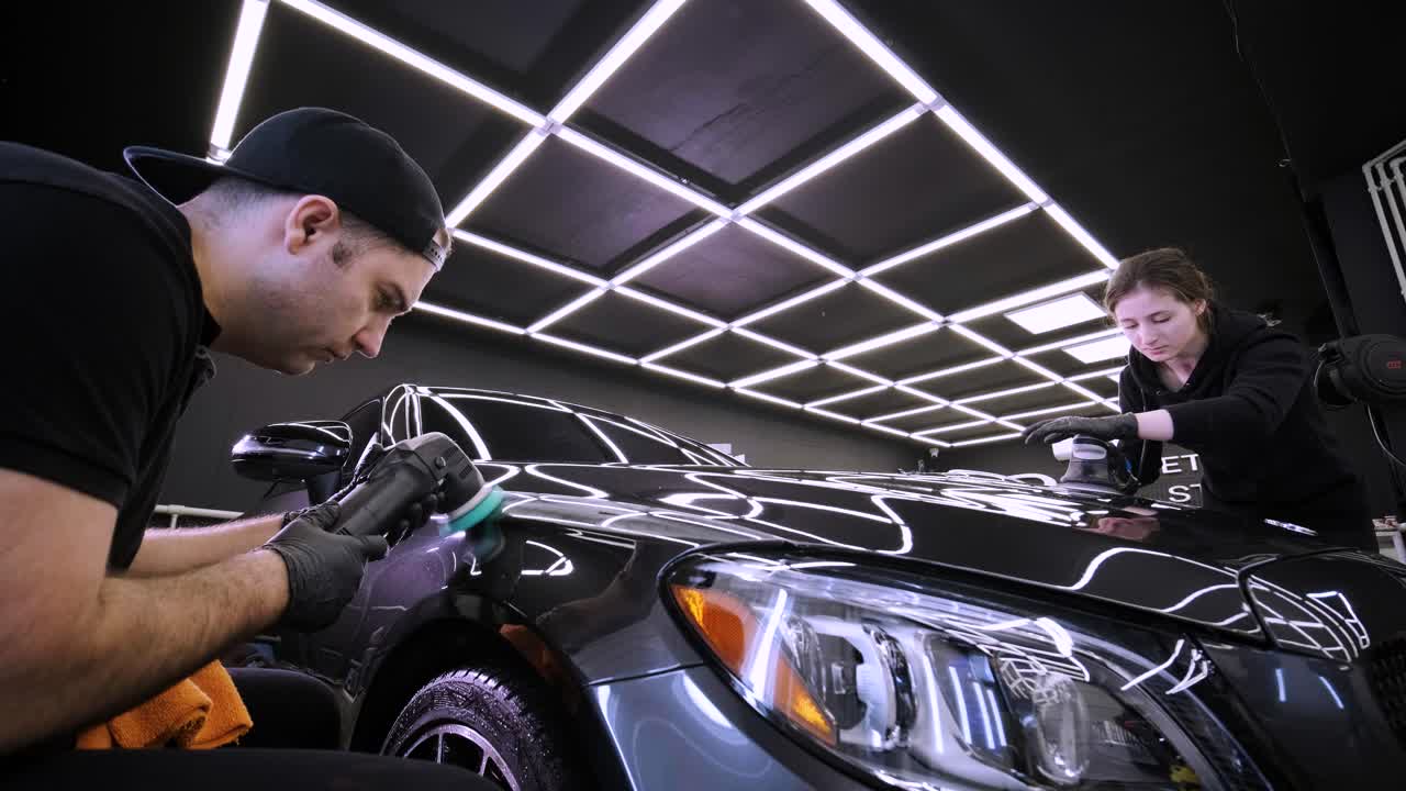 detallado profesional de automóviles utilizando maquinaria y pulidores para la restauración de pintura.