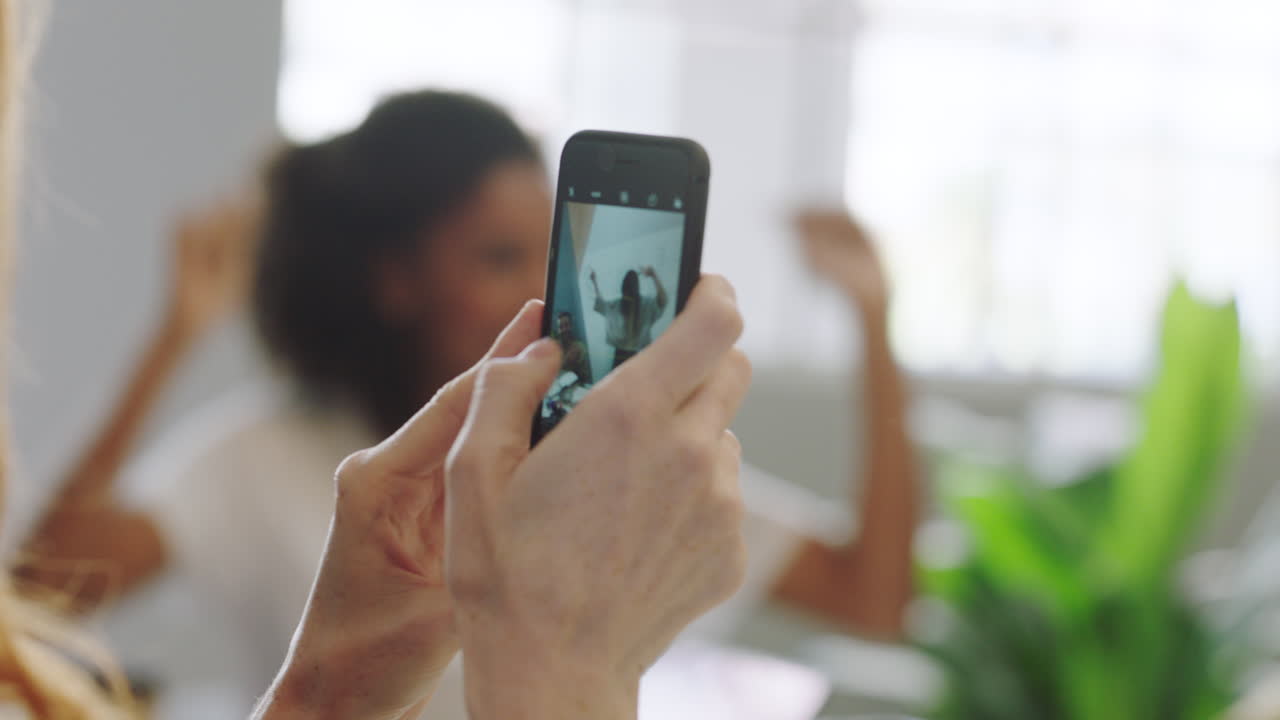 manos, teléfono y motivación con una mujer