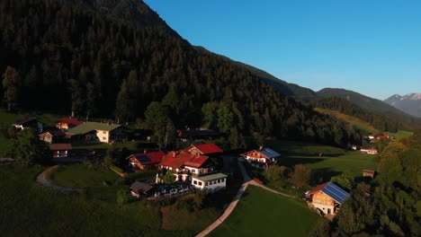 Tomas-De-Drones-De-La-Impresionante-Belleza-De-Los-Alpes-Bávaros-Con-Esta-Colección-De-Material-De-Archivo-De-Alta-Calidad,-Con-Majestuosos-Picos-Montañosos