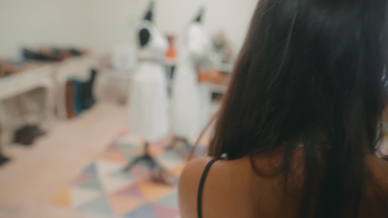 Boutique de ropa con arreglo floral