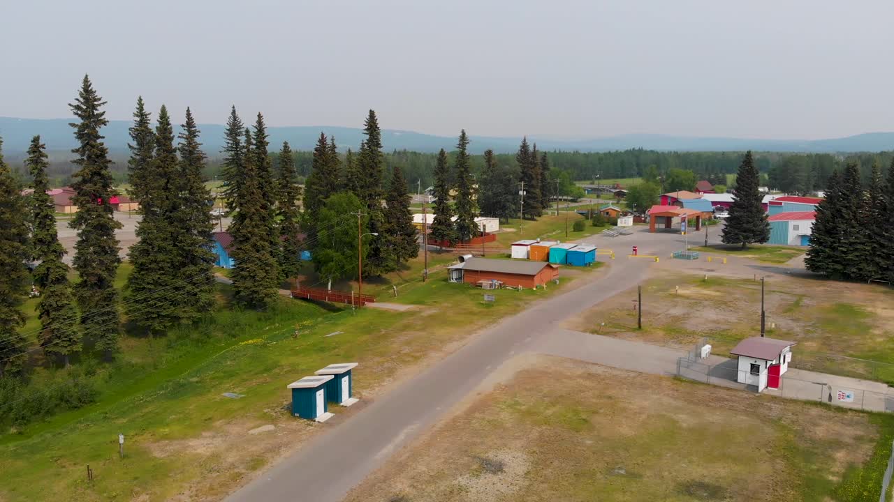 video de drones de 4k del recinto ferial estatal del valle de tanana en fairbanks, alaska durante un día soleado de verano