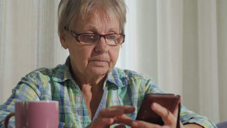 mujer mayor usando un teléfono inteligente