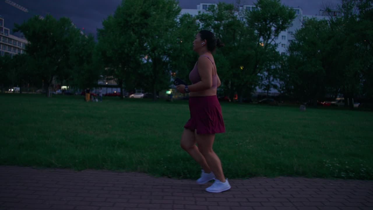 Donna che corre nel parco