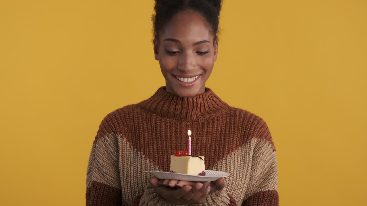 joven celebrando su cumpleaños con pastel de queso