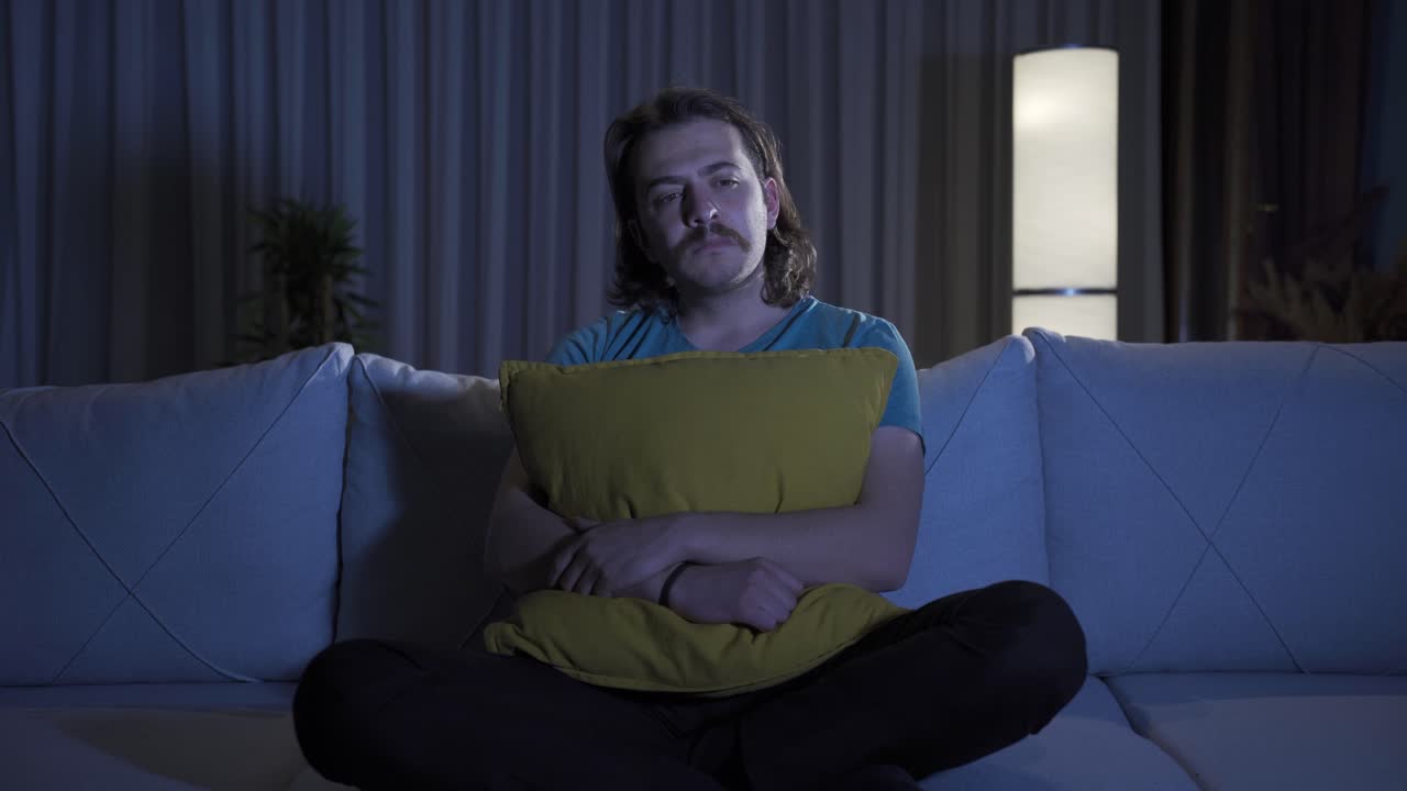 hombre deprimido en casa pensativo.