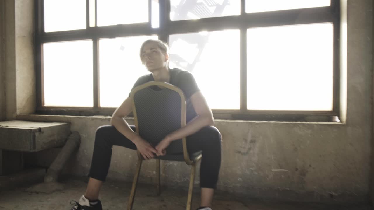 ⁇ 은 방의 창문 근처에 앉아 있는 젊은 남자