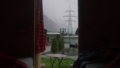 vista matutina del campamento con las montañas