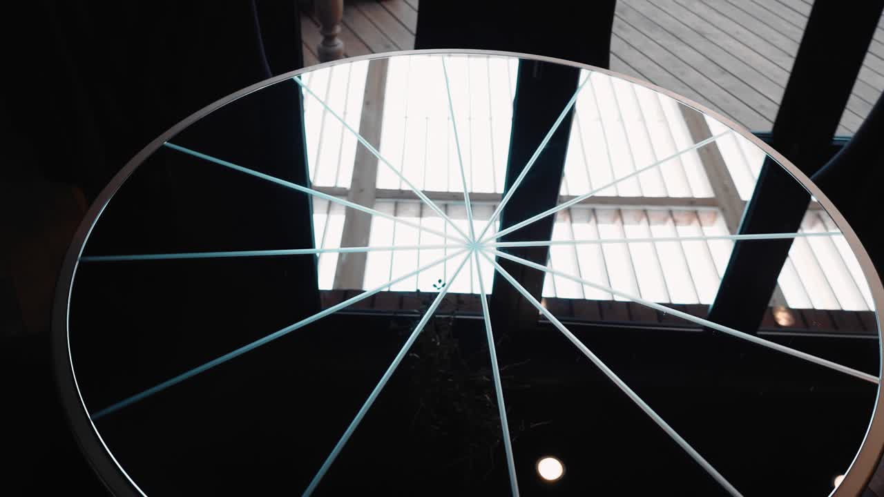 en la superficie de la mesa de espejo, la ventana de la habitación se refleja. hermosa decoración en la sala de eventos