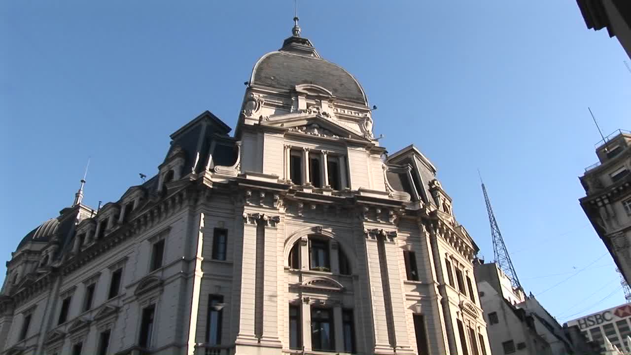 사람들이 큰 건물 앞에서 거리를 돌아다니며 사진을 찍고 있습니다.