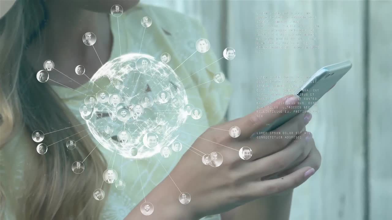 animación de procesamiento de datos y globo sobre mujer caucásica usando teléfono inteligente