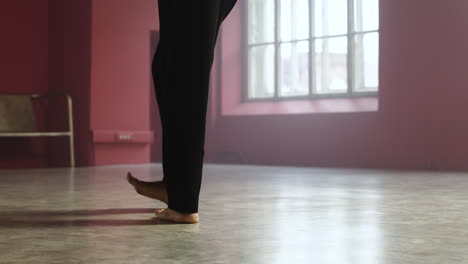 joven bailando en un aula