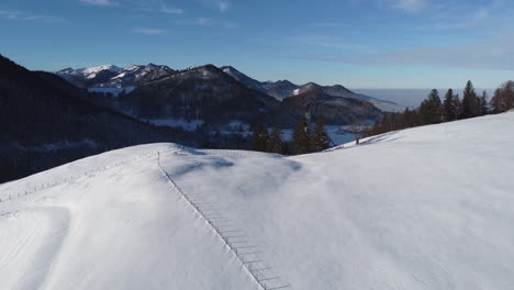 prado nevado en la cima de una montaña en los alpes bávaros