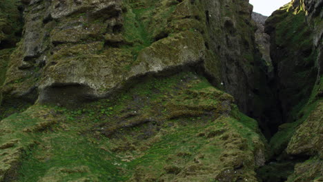 gran grieta en la montaña, península de snaefellsnes, islandia, alejamiento medio