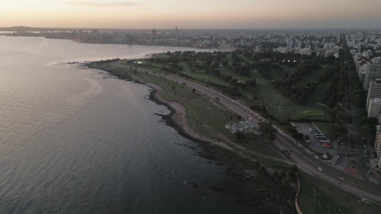 Vista aerea di Montevideo Punta Carretas al tramonto con vista dello skyline costiero sulla città.