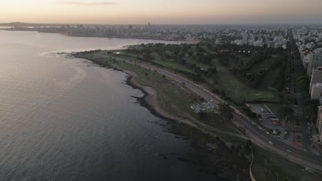 vista aérea de montevideo punta carretas al atardecer con vista del horizonte de la costa sobre la ciudad