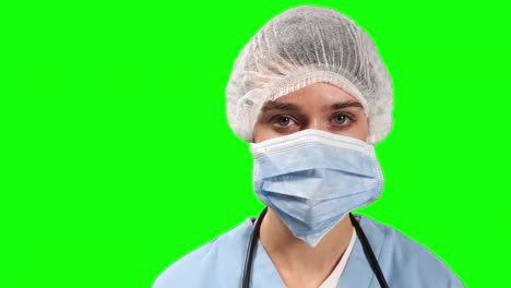 Vorderansicht-Einer-Ärztin,-Die-Mit-Grünem-Bildschirm-In-Die-Kamera-Blickt
