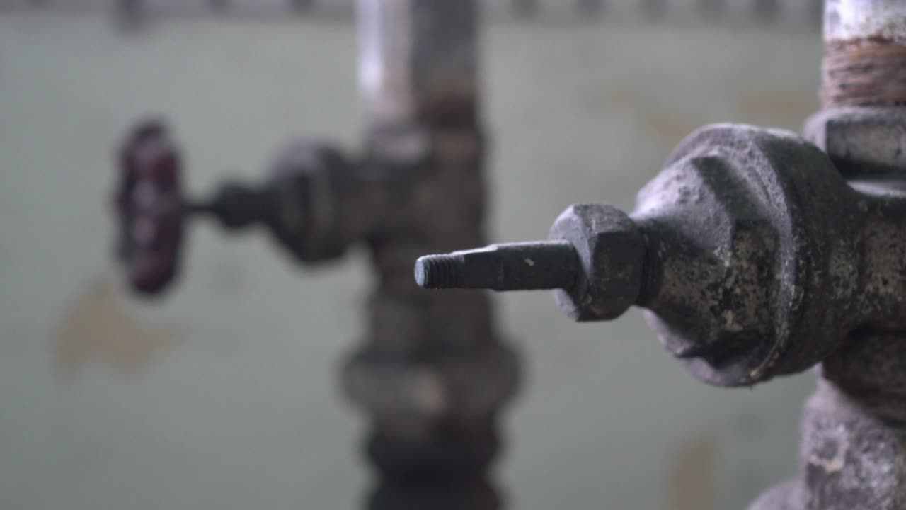 y grifos viejos y oxidados y tuberías de metal.