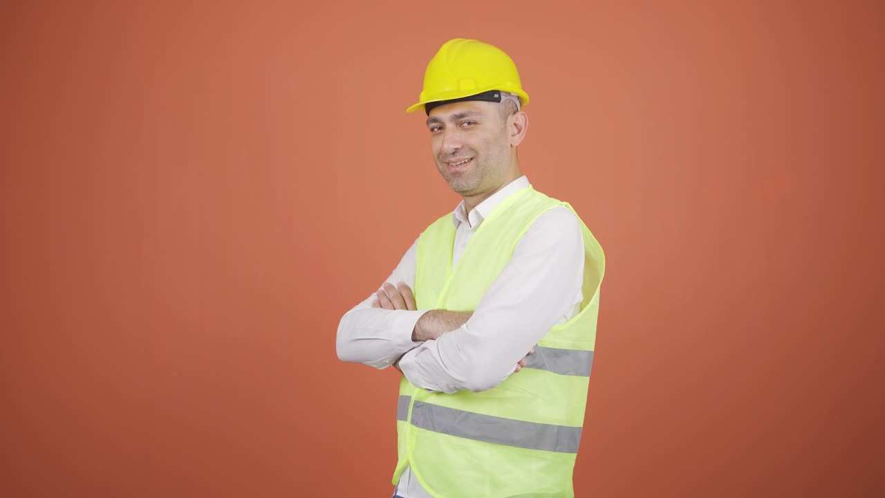 el ingeniero cruza los brazos y se ríe de la cámara.