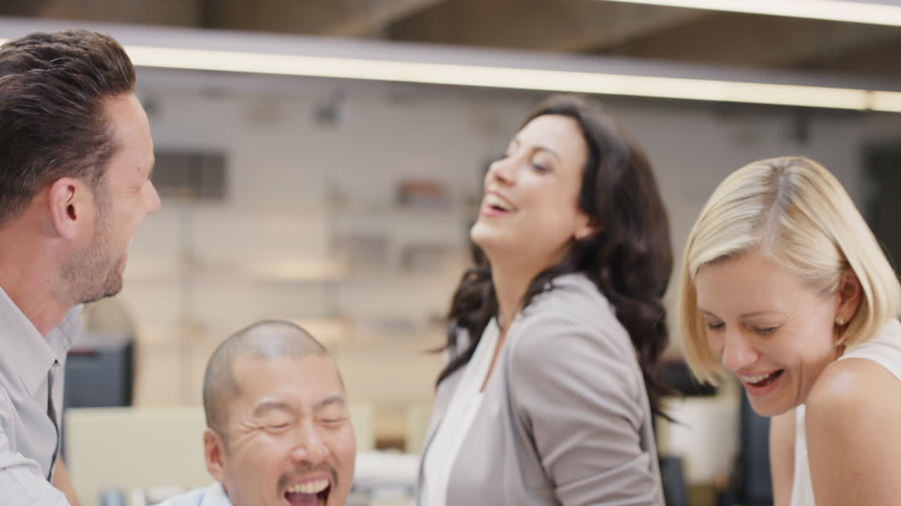 창의적인 비즈니스 팀 회의에서 새로운 아이디어를 논의하고 재미있는 인터넷 메메 바이러스 장난에 웃습니다.