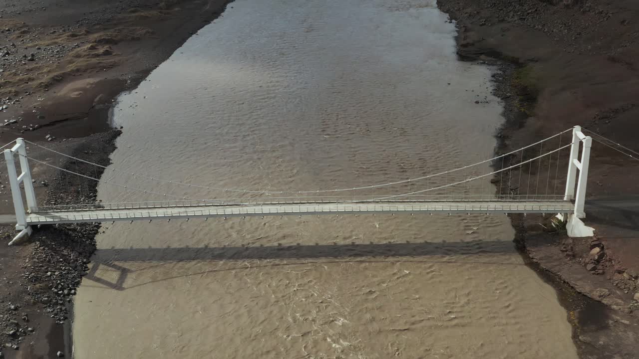 아이슬란드의 갈색 퇴적물 빙하 강을 건너는 원격 조쿨사 현수교, 공중