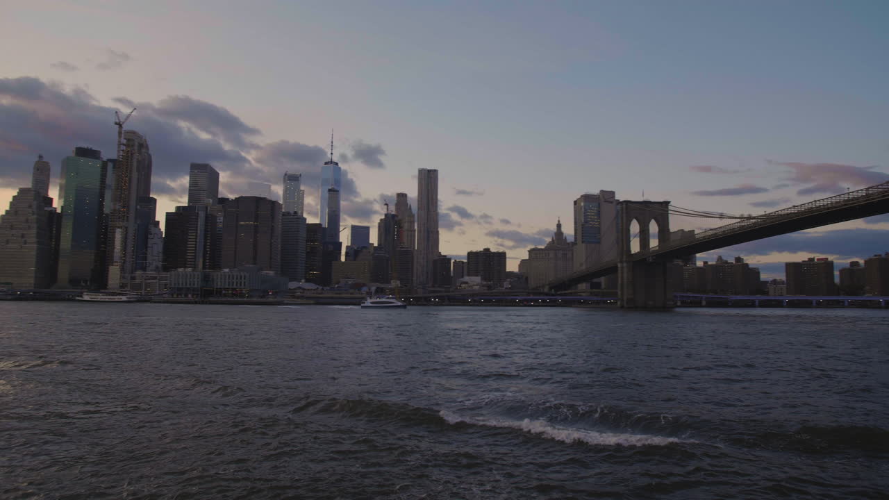 Ripresa con gimbal del lungomare di Lower Manhattan al tramonto.