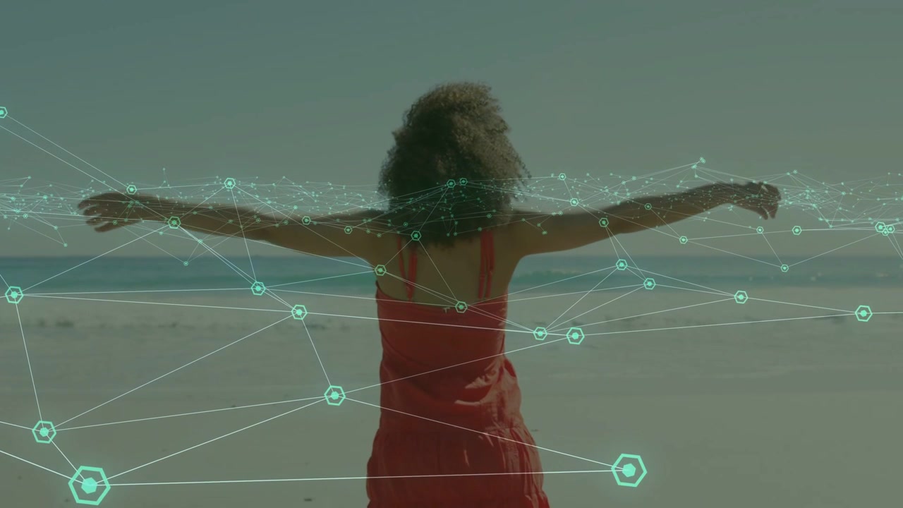Donna che cammina sulla sabbia verso il mare, con una rete tecnologica che si attiva intorno alla vita per sincronizzarsi mentre alza le braccia.