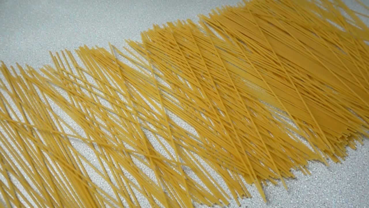 Gli spaghetti che cadono su un tavolo. Rallentatore
