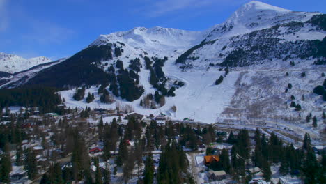 Hermosa-Vista-De-Las-Montañas,-Los-Esquiadores-Y-Las-Laderas-En-El-Resort-Alyeska-En-Girdwood,-Alaska