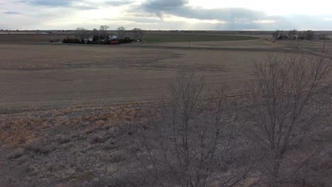 una granja de pastos cerca de sterling colorado durante la pandemia y la sequía de 2021