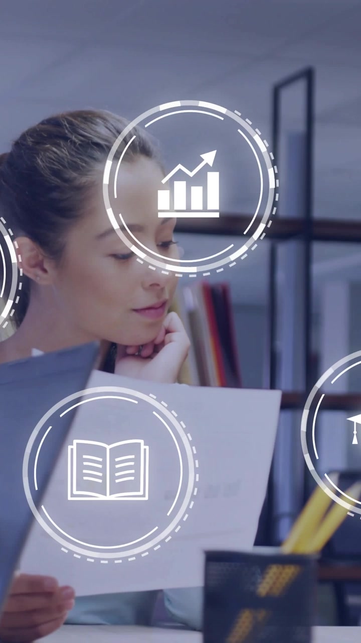 Vídeo vertical: Analista lendo documento olhando para baixo e alinhando ícones de gráficos HUD para estudo
