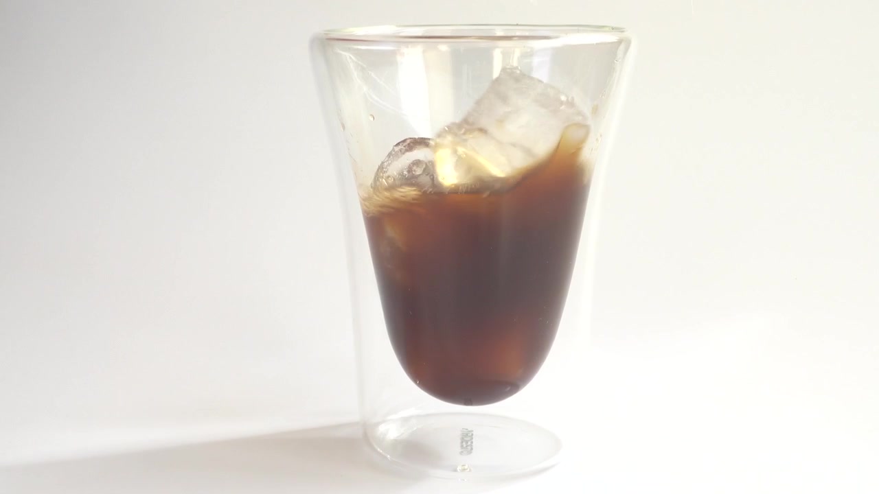 Preparazione di caffè espresso freddo con ghiaccio.