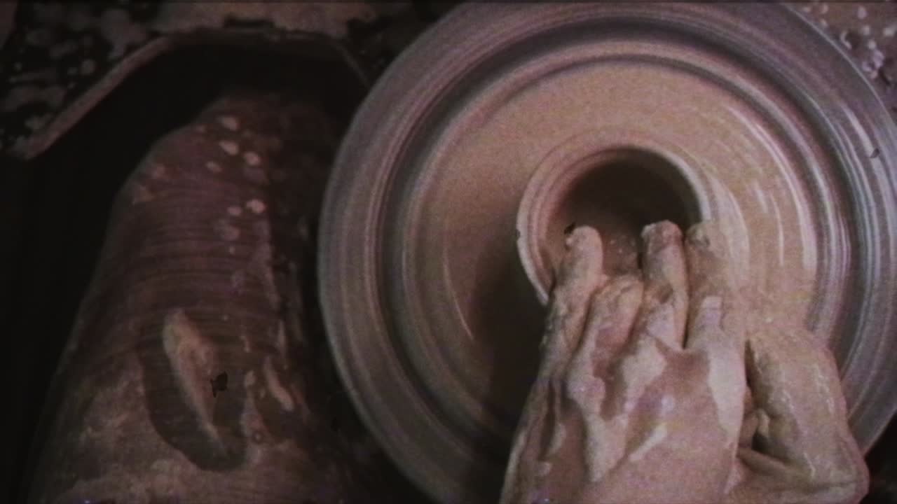 el alfarero hace una jarra de arcilla. efecto vintage. un hombre hace un jarrón en la rueda de un alfarero