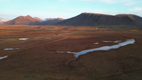 Un-Amanecer-Temprano-Con-Hermosos-Colores-Naranjas-En-La-Carretera-De-Circunvalación-En-El-Sur-De-Islandia,-Aéreo