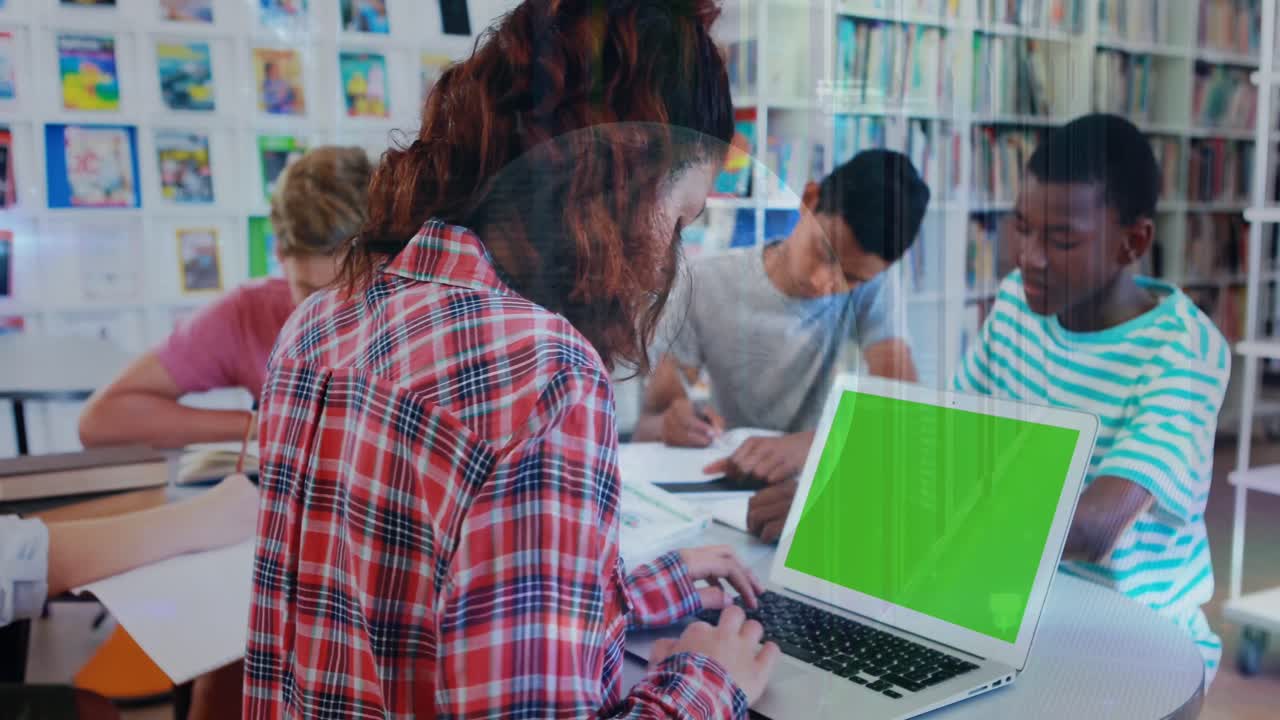 animación de gráfico sobre una chica biracial feliz usando una computadora portátil con espacio de copia en la escuela