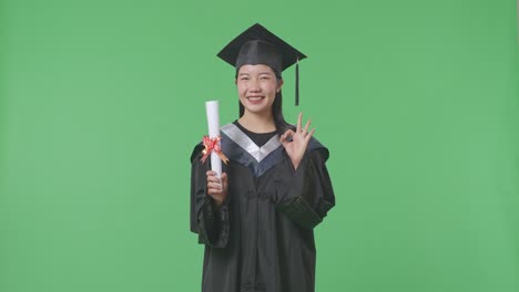 졸업생과 함께 행복한 졸업생