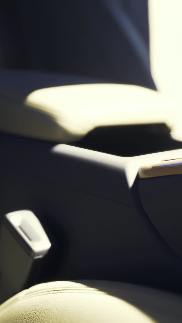 Primer plano del interior de un coche moderno que muestra el reposabrazos y los materiales del asiento