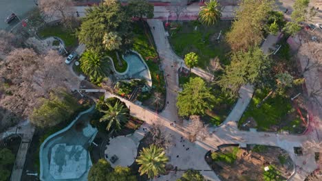 cardán de drones revelando el parque viña del mar y los enormes edificios de la ciudad al atardecer