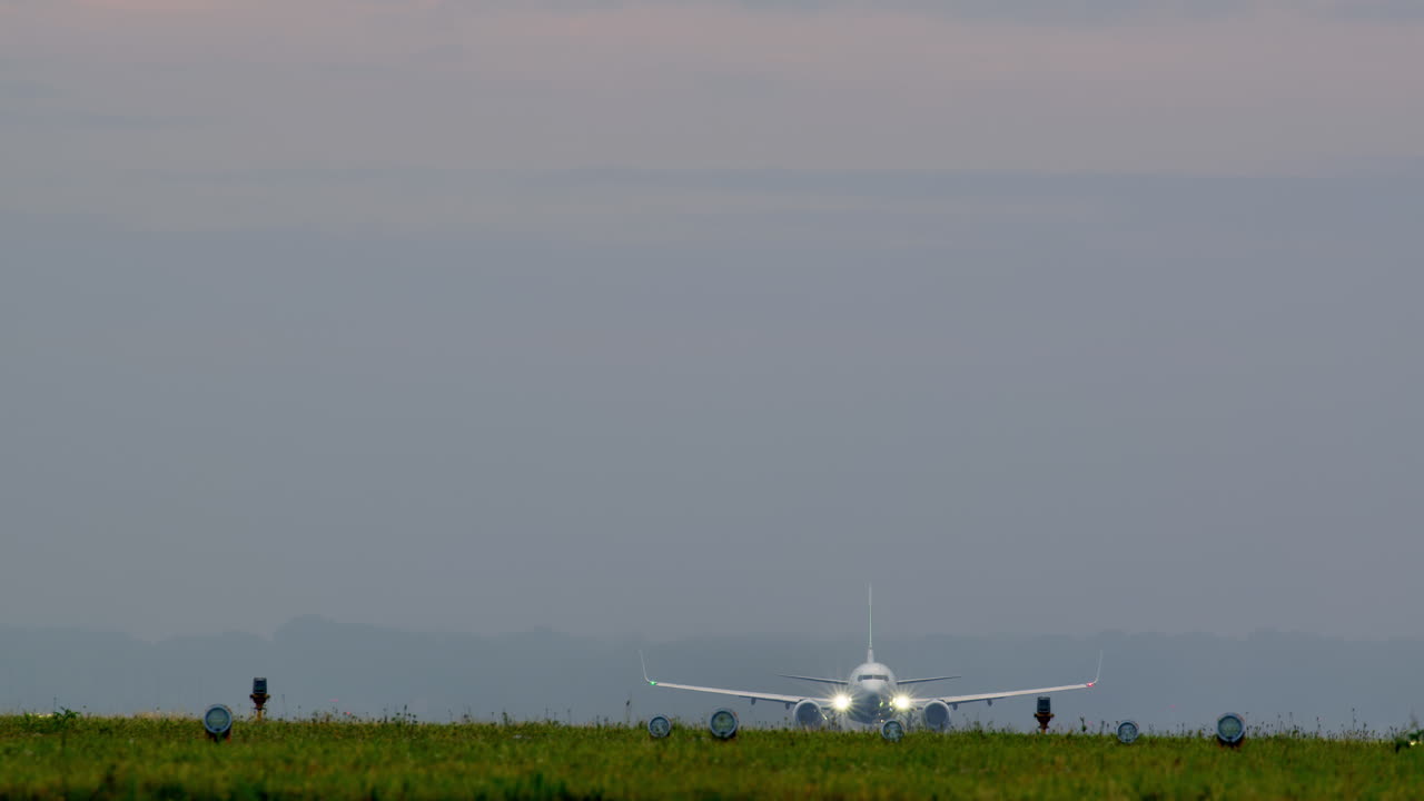 새벽이나 저녁에 공항에 착륙하는 비행기