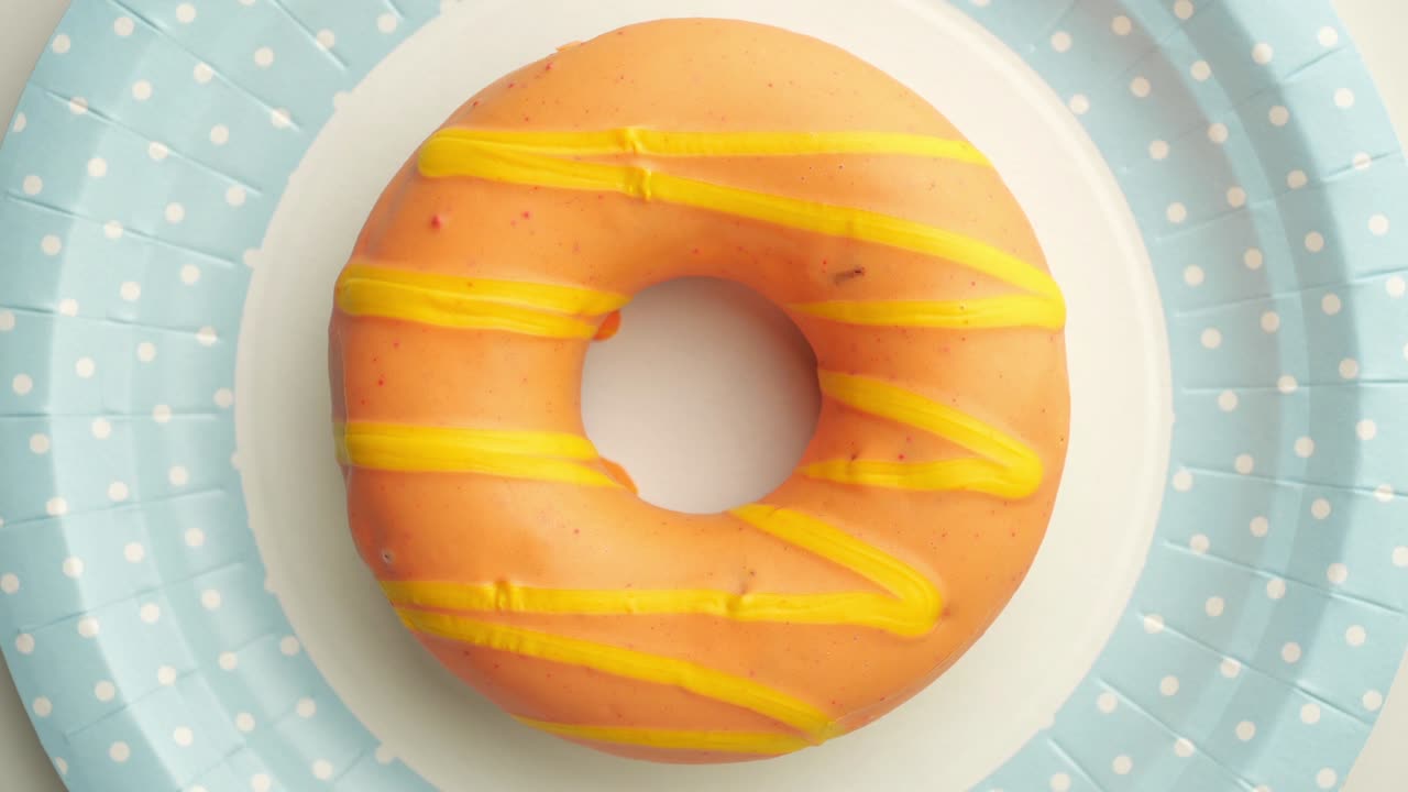el donut glazado de primer plano.