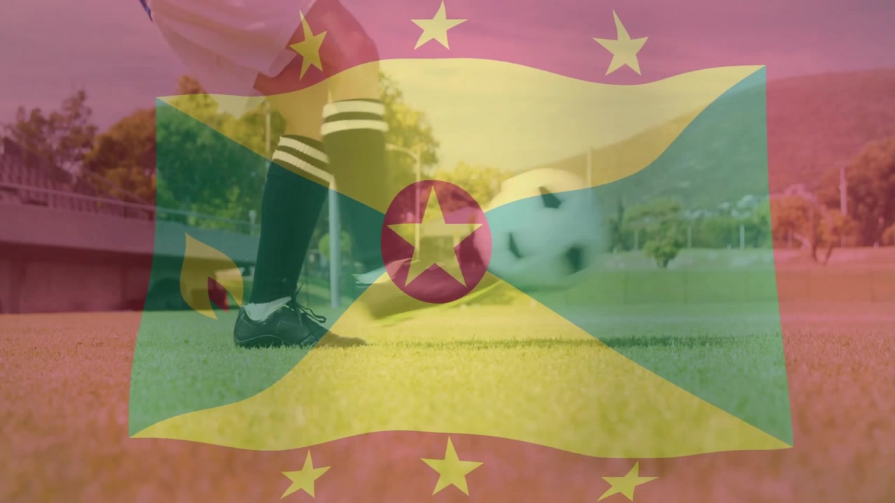 Fußballspielerin dribbelt Ball auf Rasenplatz, mit geschäftlich animierter Grenada-Flaggen-Überlagerung