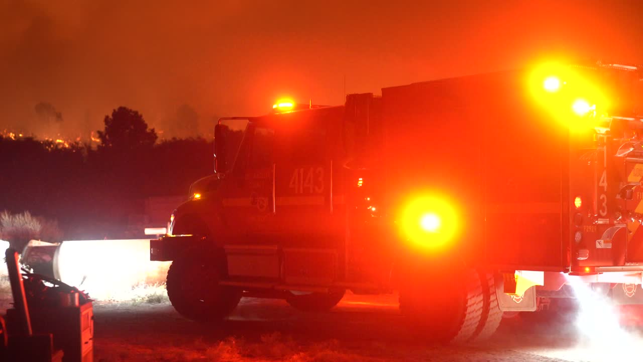 camión de bomberos respondiendo a la llamada