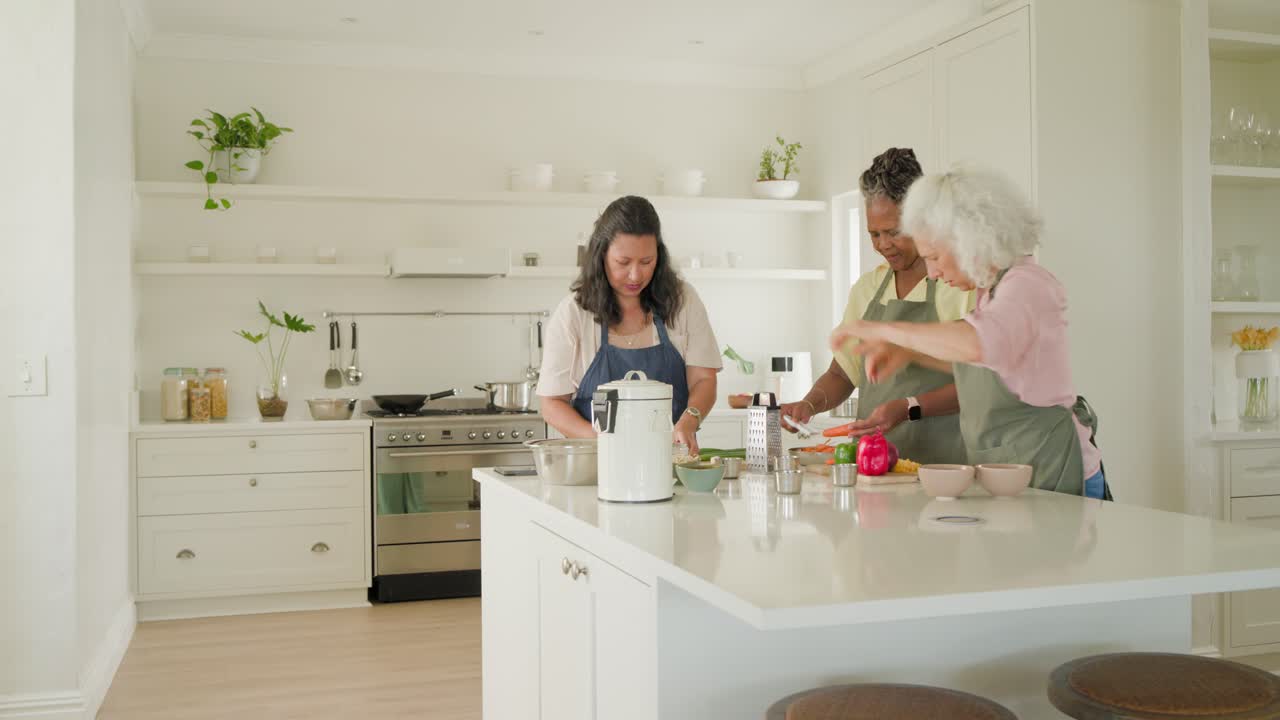 Una famiglia di donne di diverse età che inizia a cucinare, con la donna più anziana che prepara le ciotole e grattugia le carote in cucina.