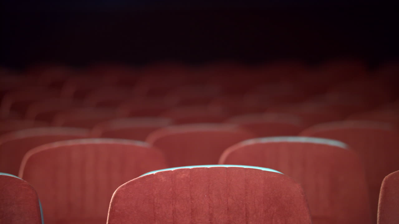 auditorio de cine vacío con asientos. filas de asientos vacíos en el cine