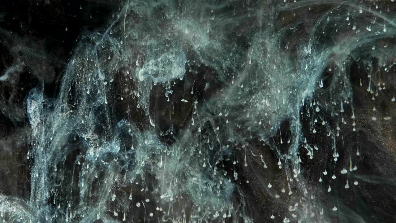 황금색 배경은 물 에서 흐른다.