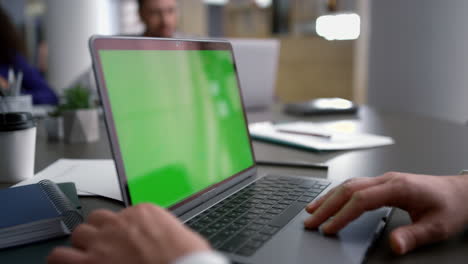 Hombre-Emprendedor-Buscando-Pantalla-Verde-De-Computadora-Portátil-En-Una-Reunión-De-Equipo-De-Negocios-Diversos.