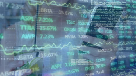 animación del procesamiento de datos financieros sobre mujeres que usan teléfonos inteligentes