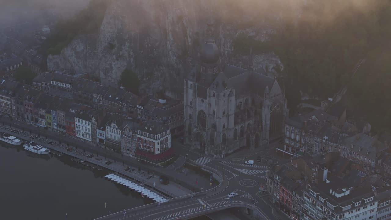 foto de la ciudad de dinant, bélgica, durante el amanecer, inclinación aérea